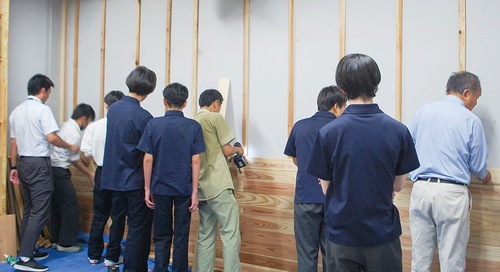 壁の木質化に取り組む生徒ら