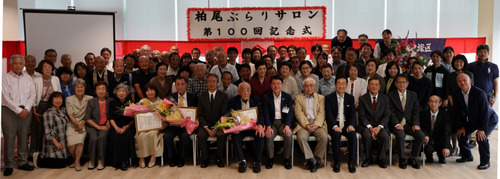 節目を祝った参加者（提供）