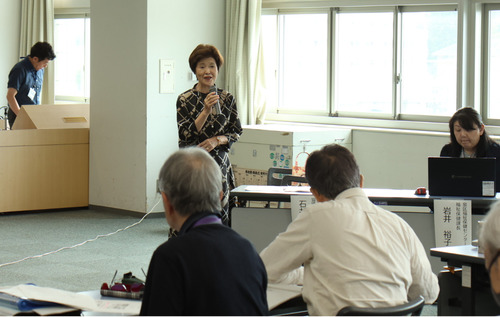 手続きなどを説明する石井会長