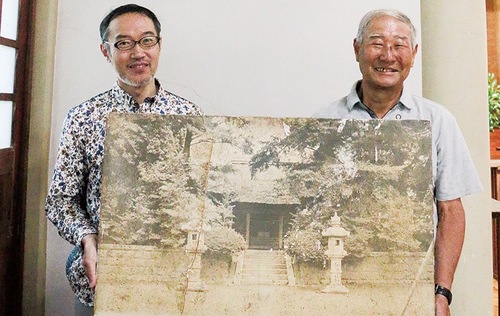 写真を手にする鶴巻さん（左）と萩谷さん