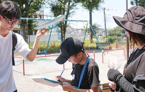 街での気づきをメモする子ども