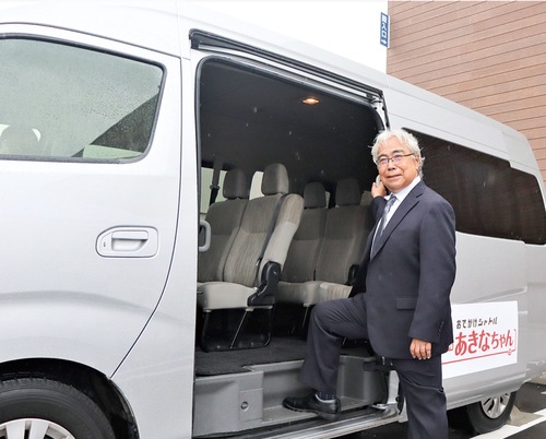 「あきなちゃん」に乗る森委員長