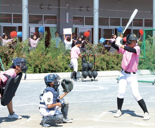 吹奏楽部・ダンス部の応援を背に引退試合に臨む選手ら