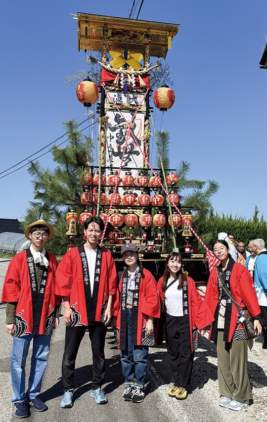能登のキリコの前で笑顔のメンバー