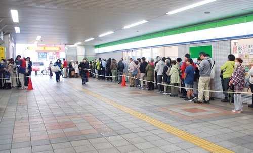 昨年の発売日には、駅構内に長蛇の列