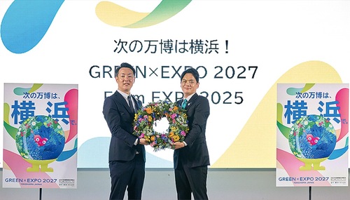 ホストシティをバトンタッチした大阪・横山市長（左）と山中市長（右）