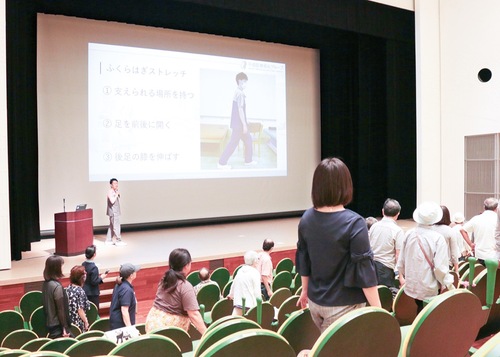 ストレッチを行う参加者
