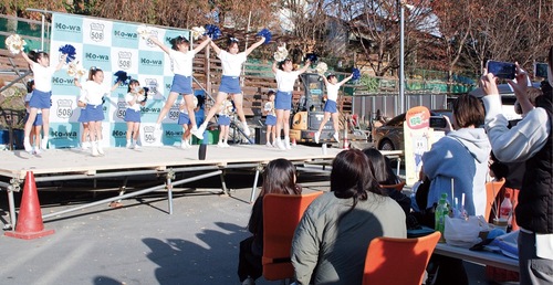ステージでは子どもたちがチアダンスを披露