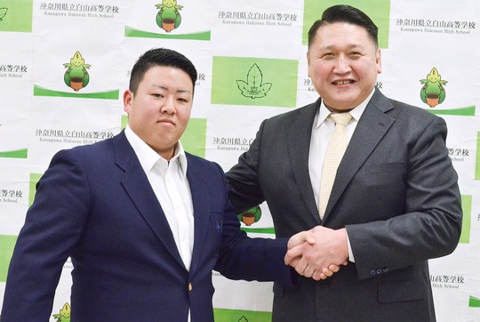 大島親方（右）と握手を交わす柳澤さん