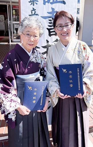 修悠館高校を卒業し、それぞれ新たな道を進む小池知加子さん （左）と寺山晴美さん（右）