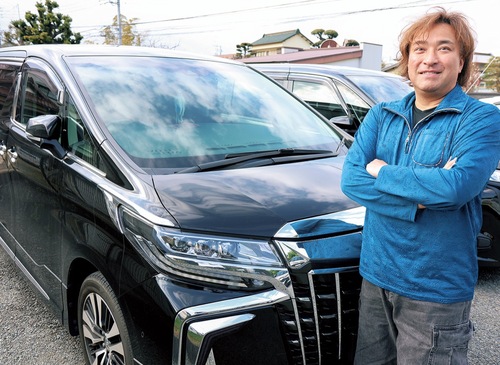 山出貴宏さん（49歳）…新橋小、岡津中出身。特養などでの勤務を経て、２０１１年に（株）ＮＧＵを設立し、介護事業所「生活維持向上倶楽部・扉」を中田東に開所。泉区異業種交流会「アイディーズ」の発起人で、代表も務める。