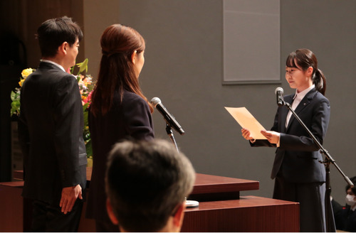 新職員を代表して山中市長（左）に宣誓を行う岡村さん