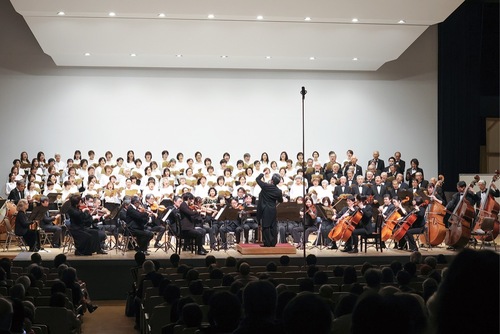 プロの演奏で歌声を披露する（写真は過去）