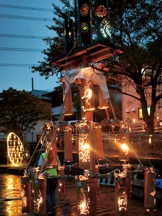 泉区新橋町　竹灯ろう、夏の夜を照らす　住民ら200基超制作