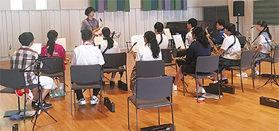 学生に管楽器を指導