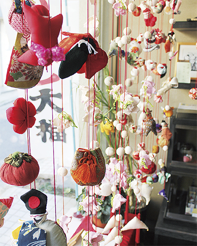 戸塚町の和菓子店 雛祭り気分「もう少しだけ」 吊るし飾り展示中