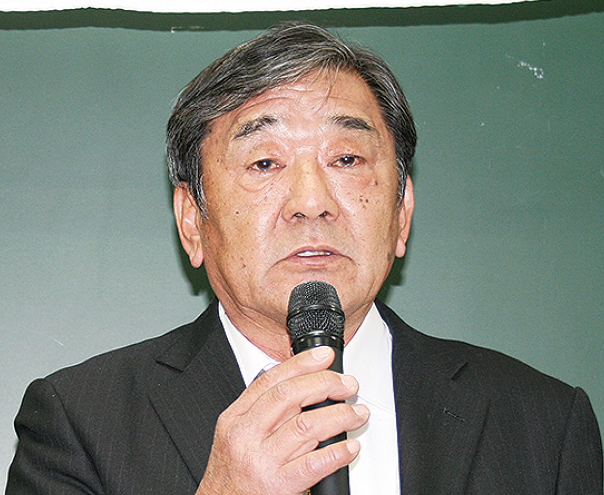 あいさつする三枝木会長