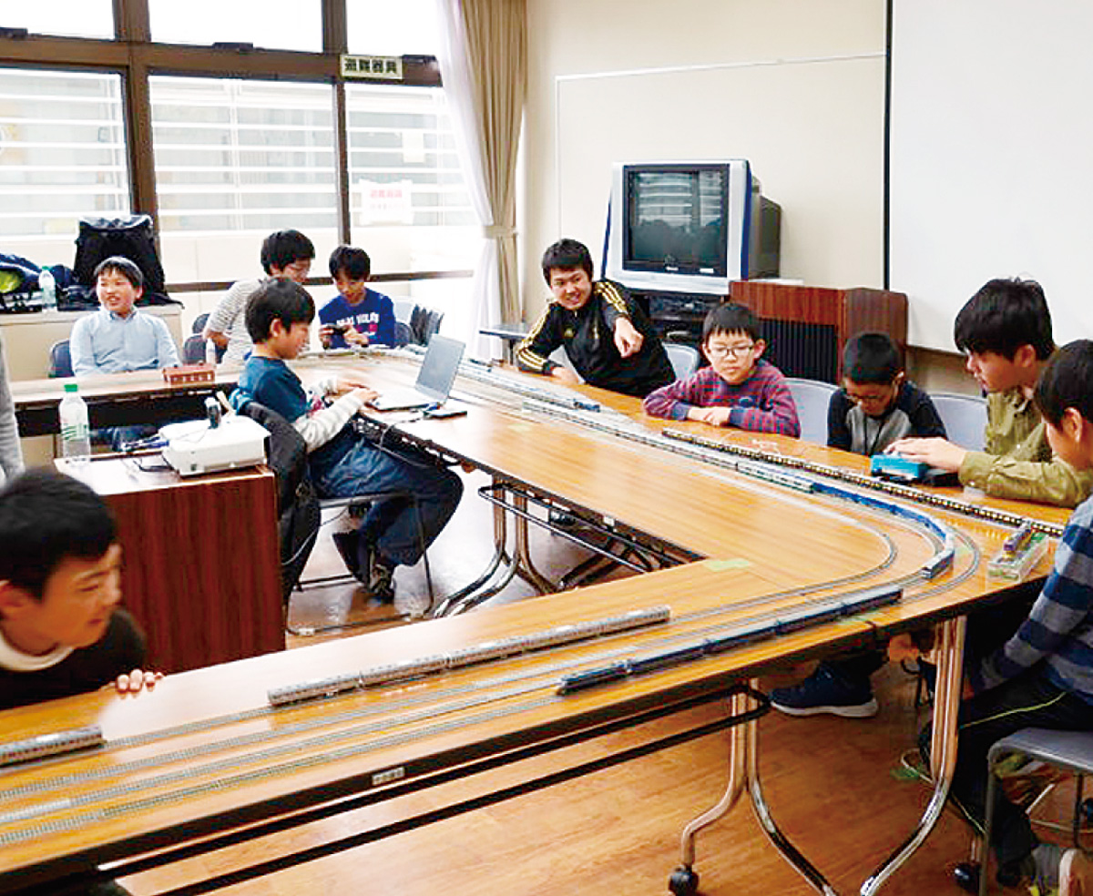 鉄道模型を操作する子どもら