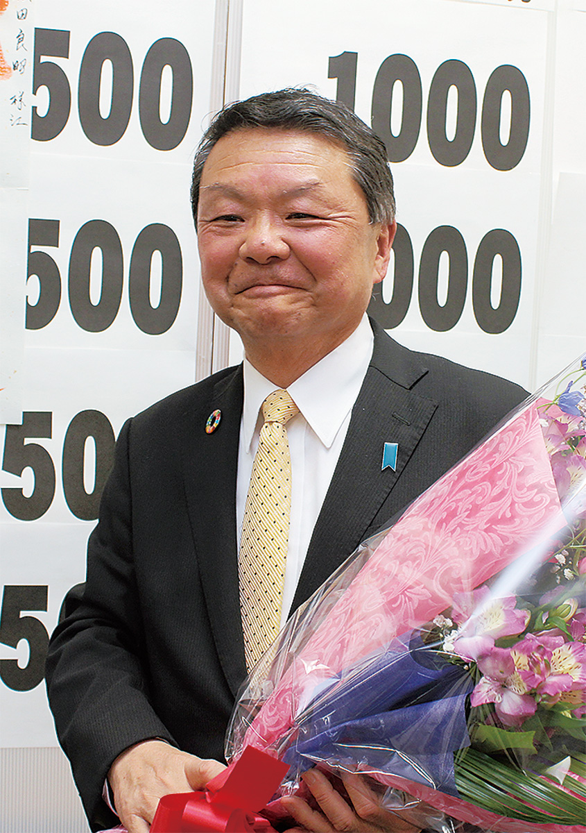 当確後、花束を受け取る松田氏