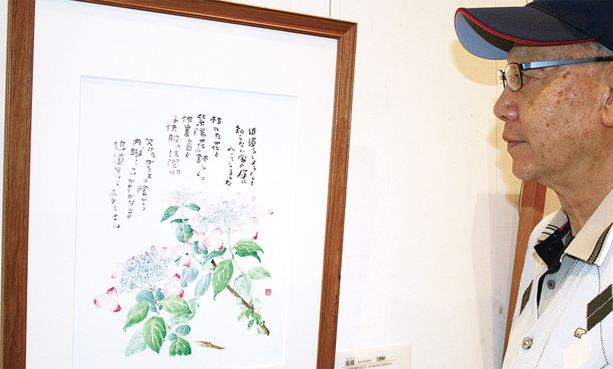 作品を見入る来館者