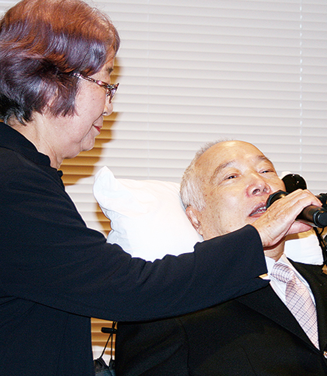 あいさつする星野さんマイクを持つのが妻の昌子さん