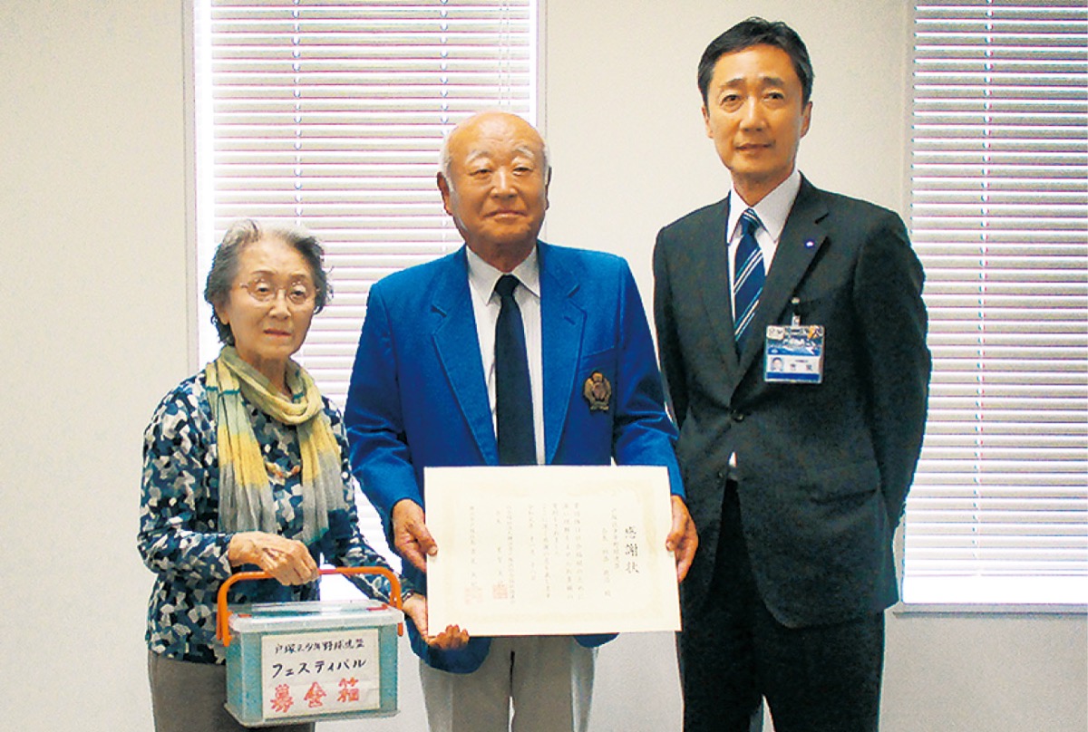 感謝状を持つ垣添会長（左が有賀会長、右は吉泉区長）