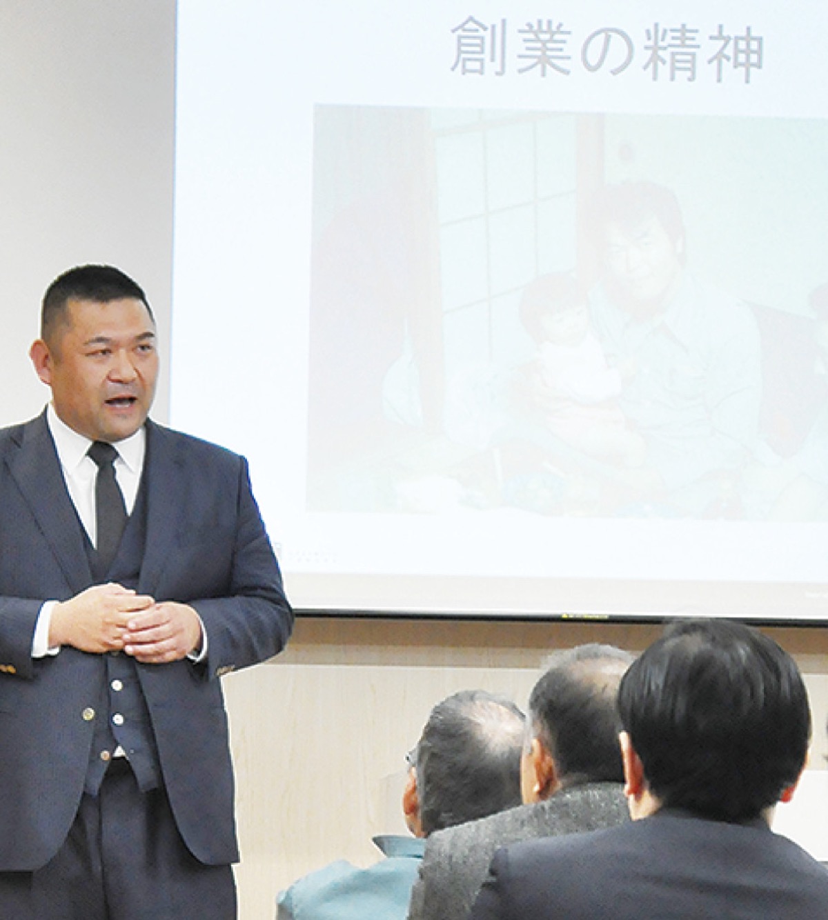 歩みを振り返る鈴木社長