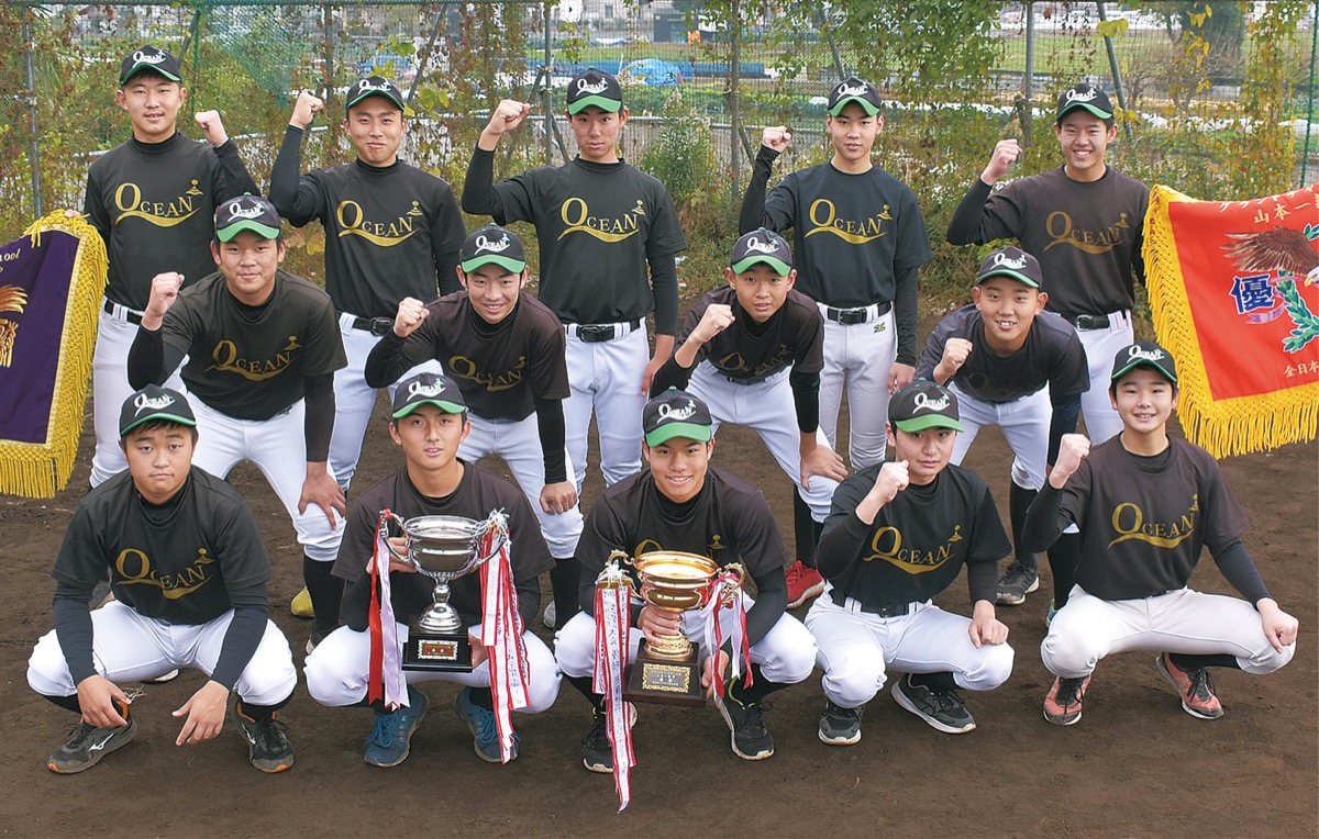 優勝カップを手にするオセアン横浜ヤングのメンバー