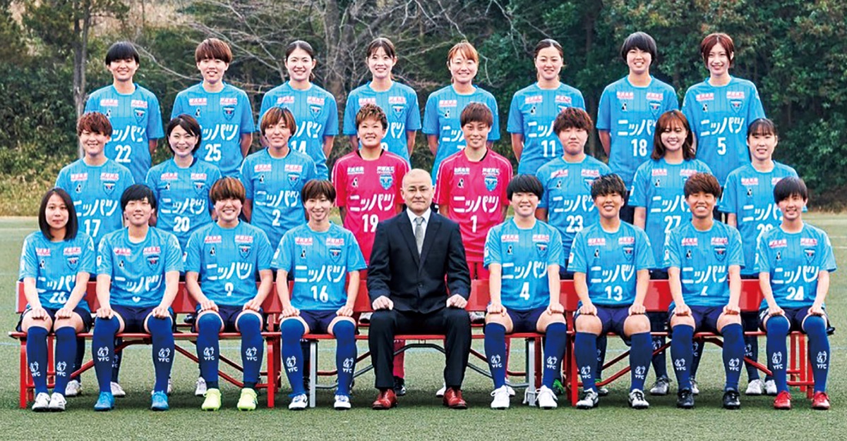 要田監督を中心に並ぶ選手たち＝提供