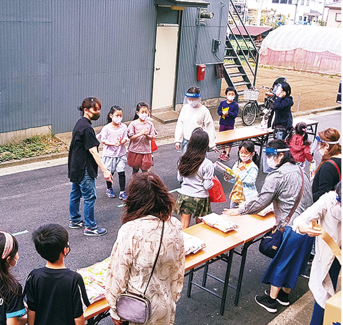 みこし代わりに菓子配り