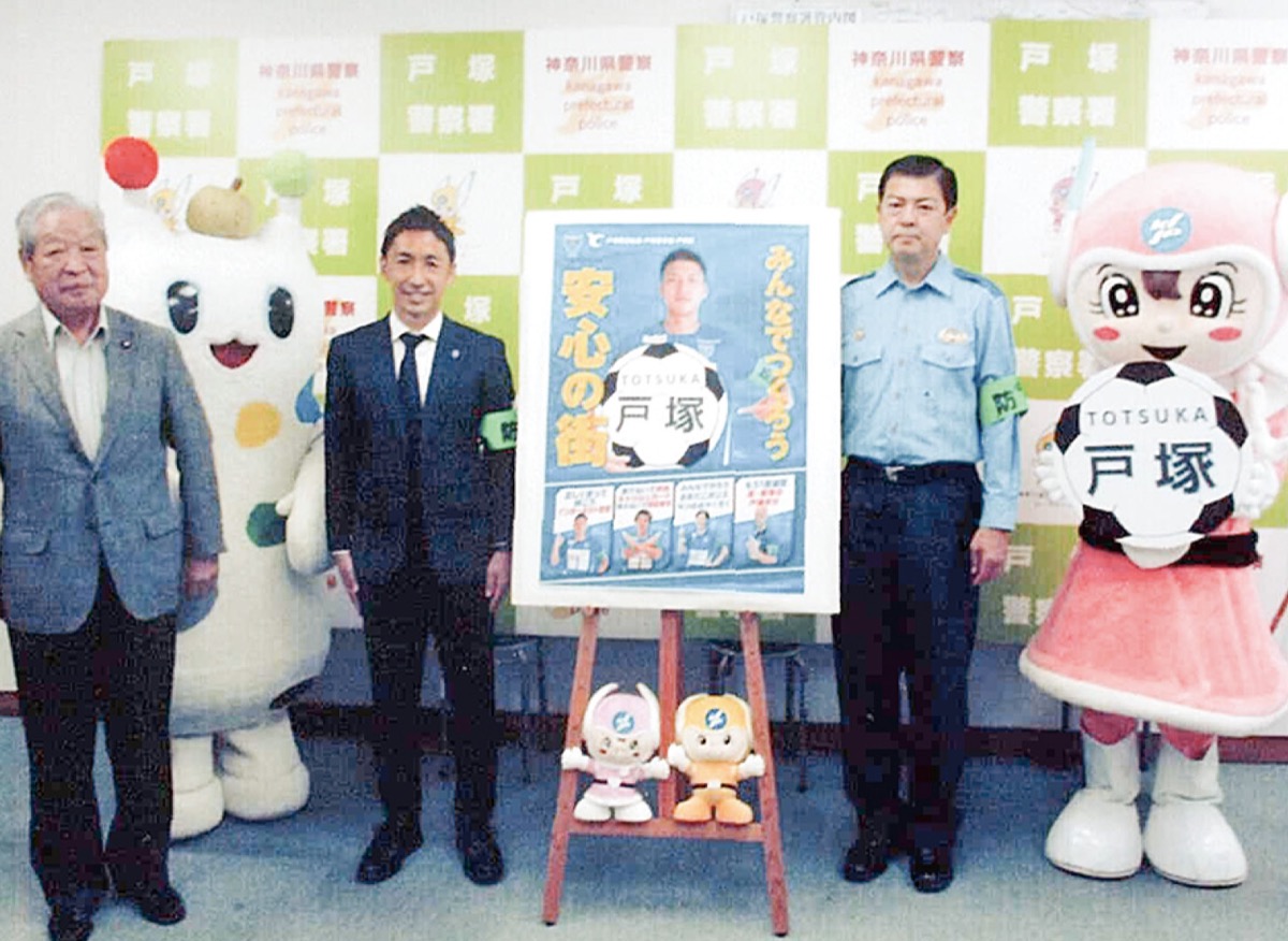 右から伊藤署長、内田さん、相澤会長