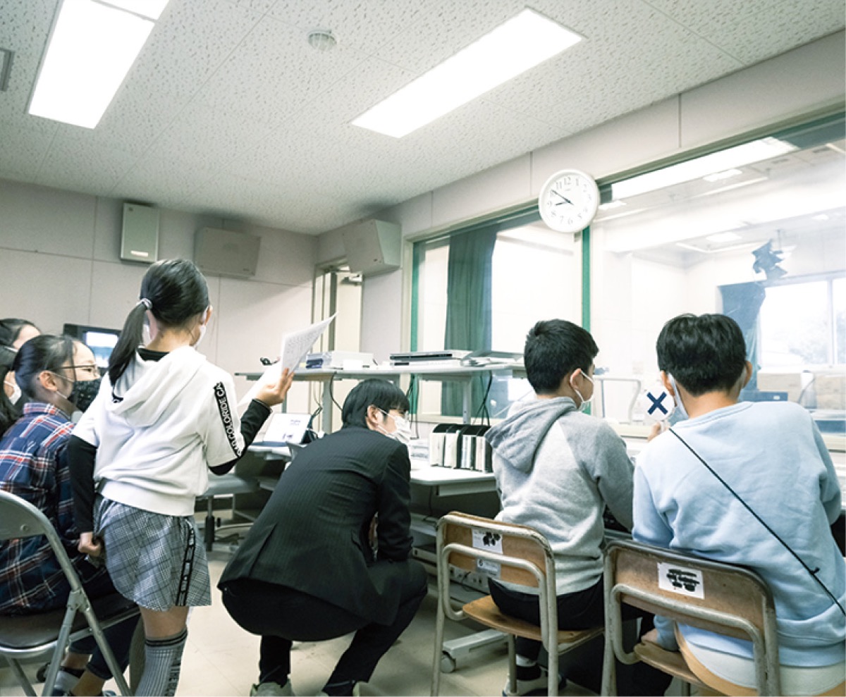 開校記念式を行う様子