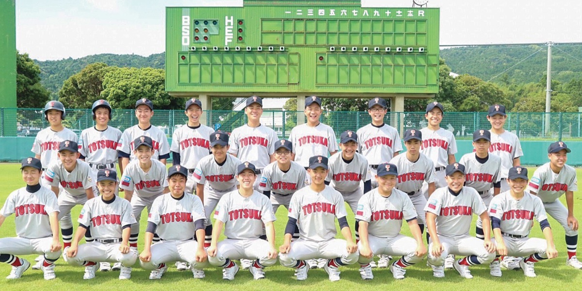 ◀明るい笑顔を見せる戸塚リトルシニアメンバー