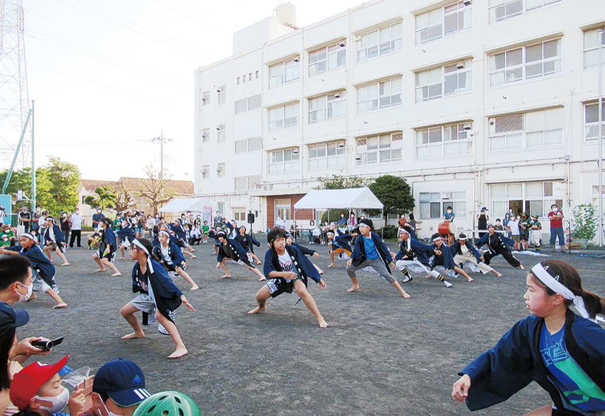 川上ソーランを披露する川上小児童