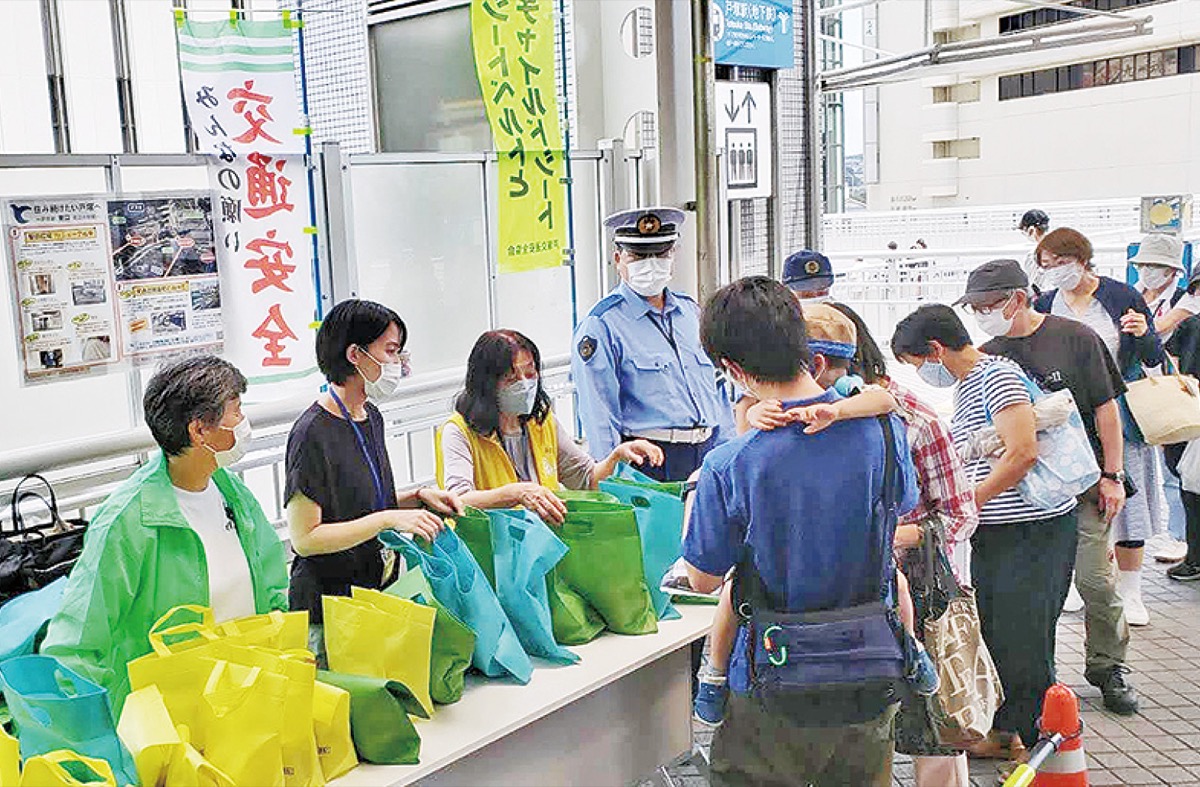 交通安全を呼びかけ