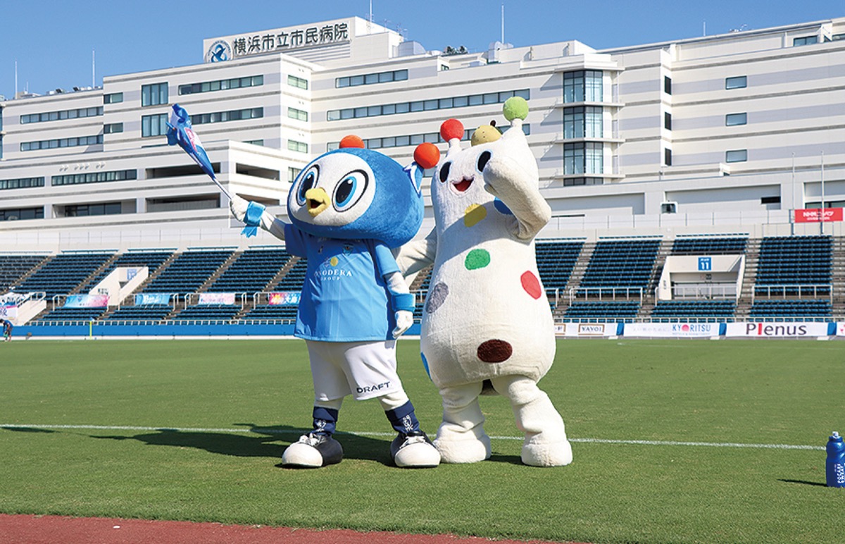 区のマスコットウナシーとシーガルズマスコットのフリ丸が共演＝区提供写真