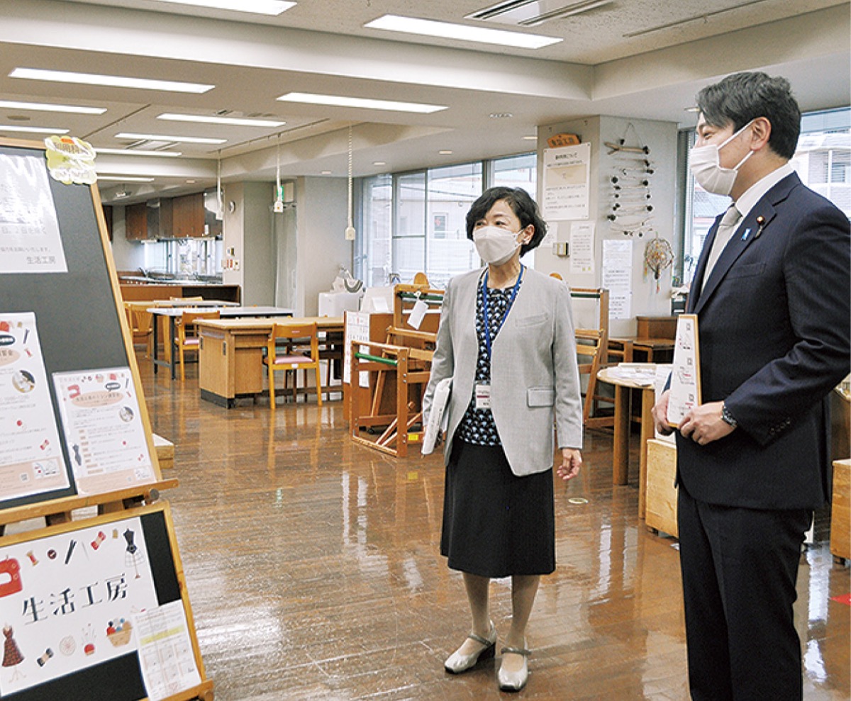 生活工房を見学する小倉大臣（右）
