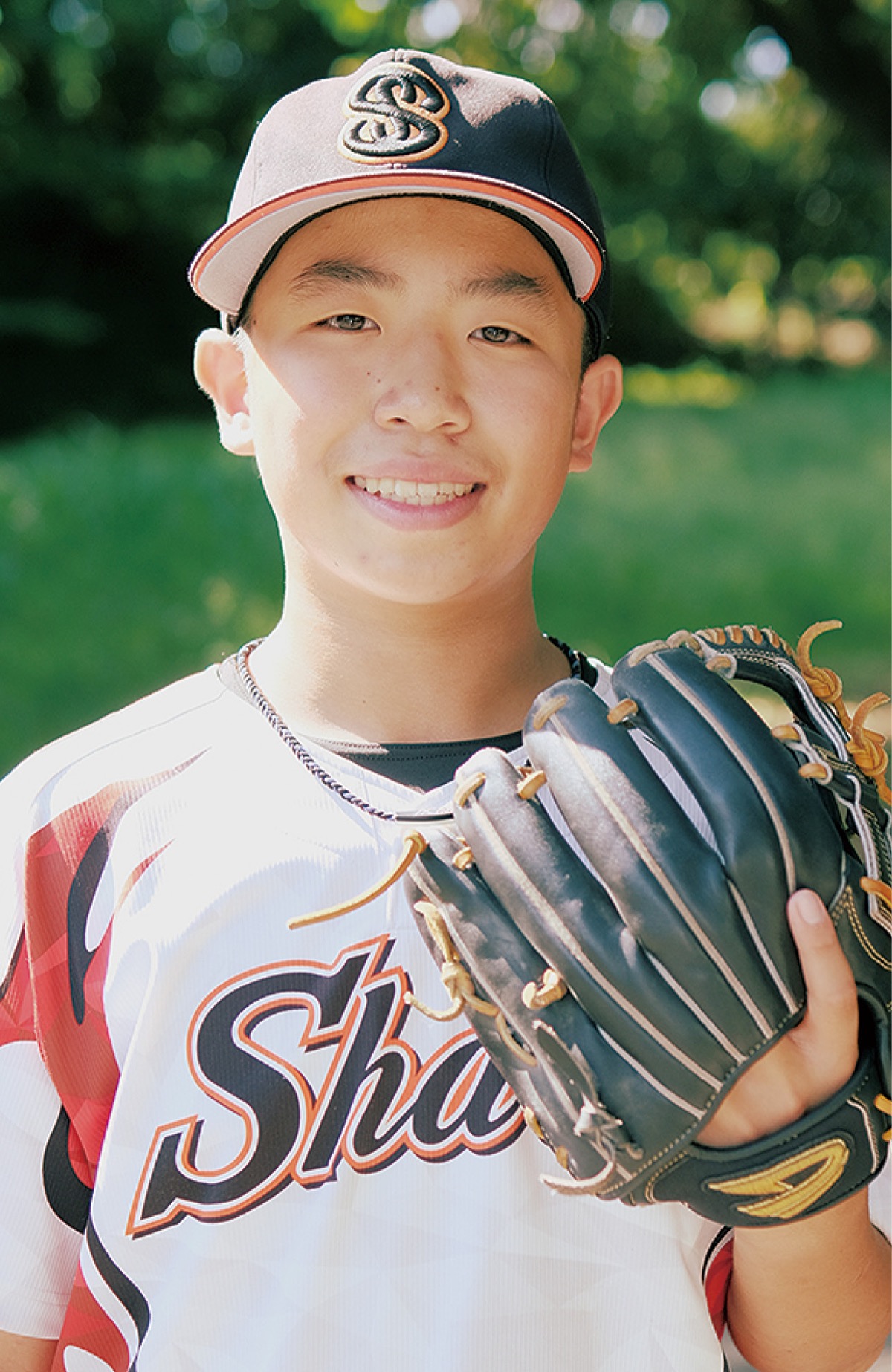 オーダーメイドしたグローブを手にする有田くん