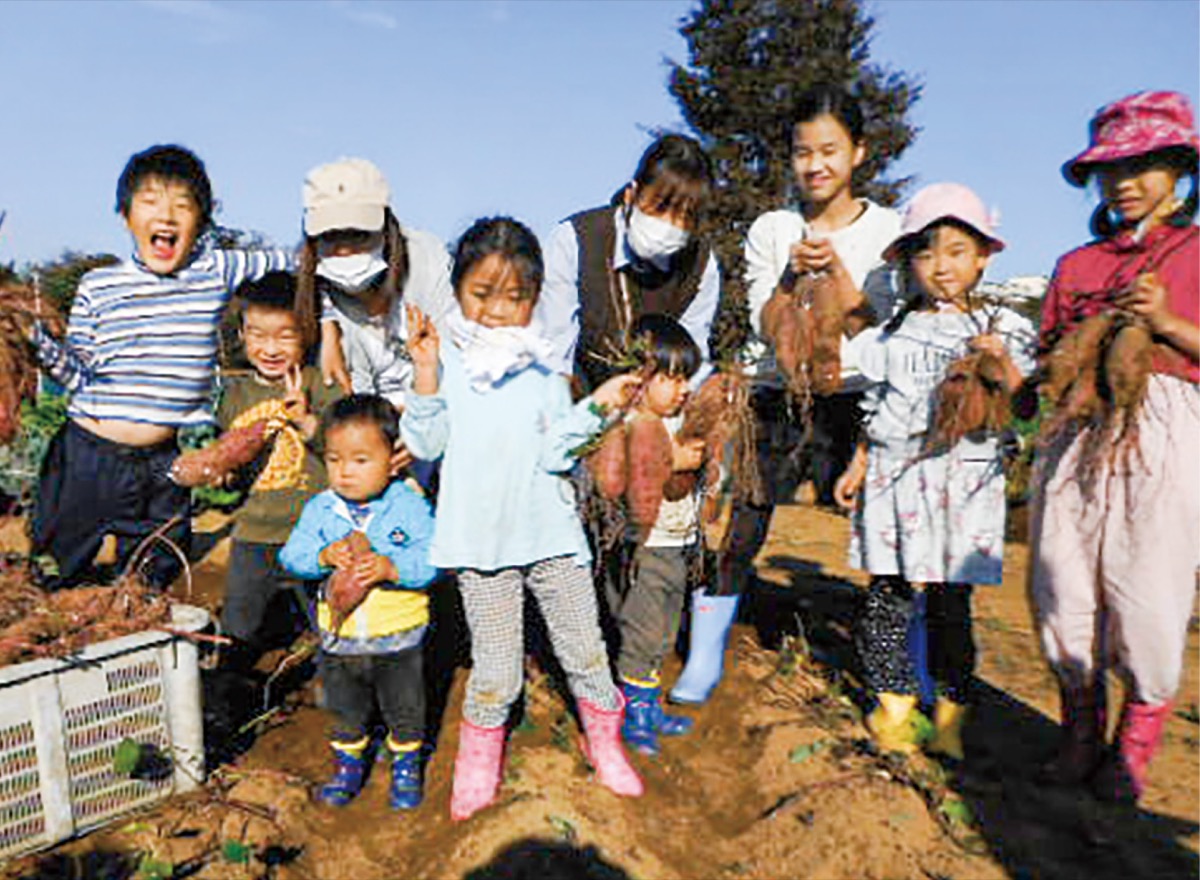 秋の収穫祭で笑顔