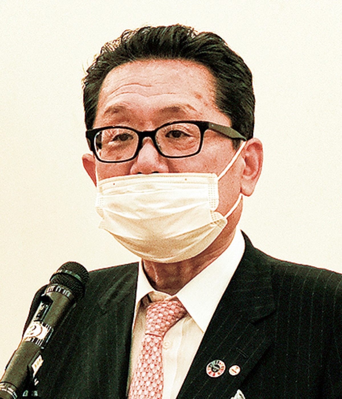 あいさつする黒田会長