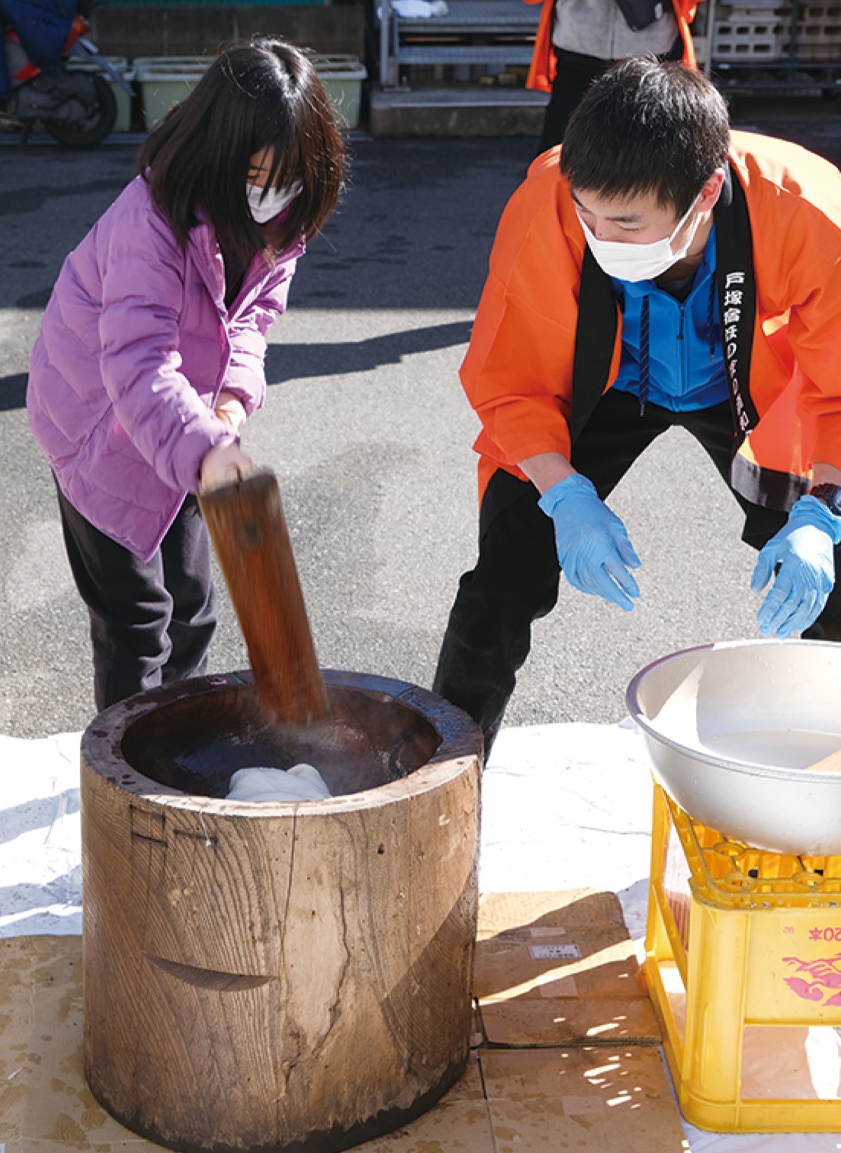戸塚町・ほのぼの商和会でもちつき大会