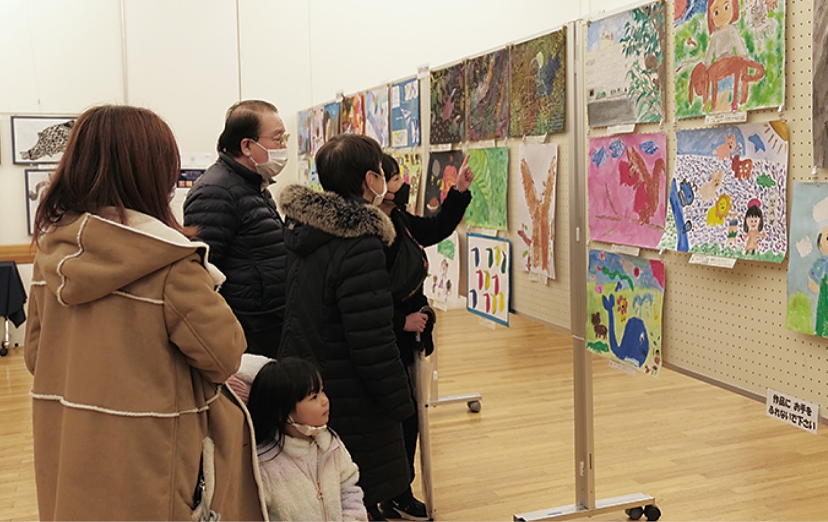 作品展を楽しむ家族