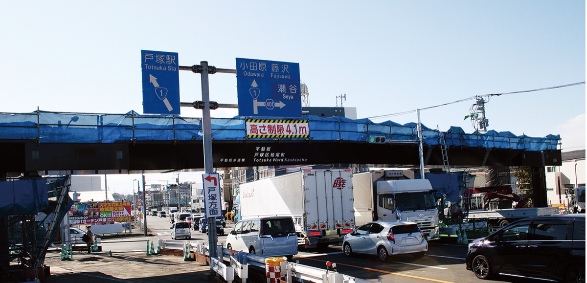 歩道橋の桁かかる (写真1)