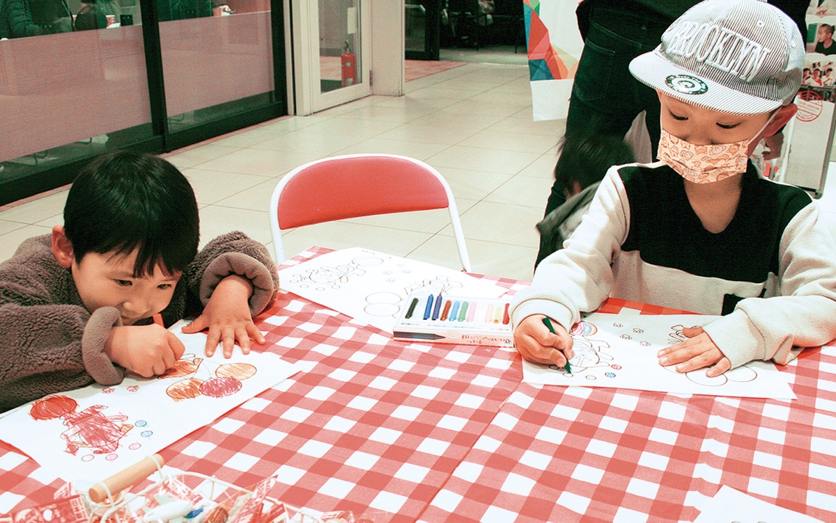 塗り絵を楽しむ子どもたち