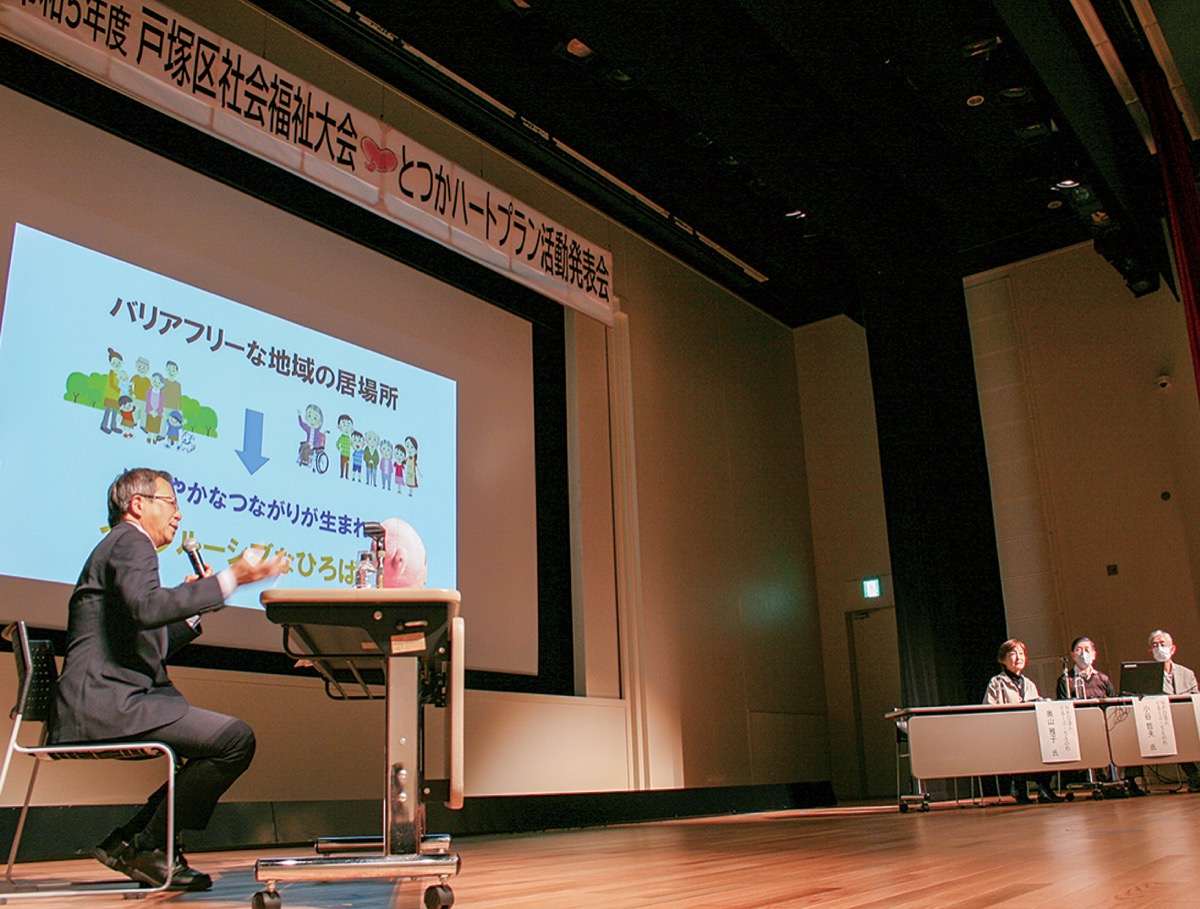 壇上で活動報告をする団体の代表者ら（右）。西尾教授が質問や総評を行った