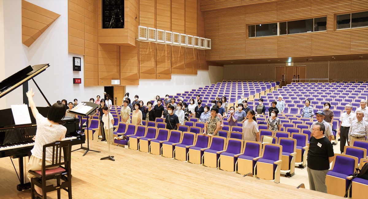 平和を願い歌声響かせ