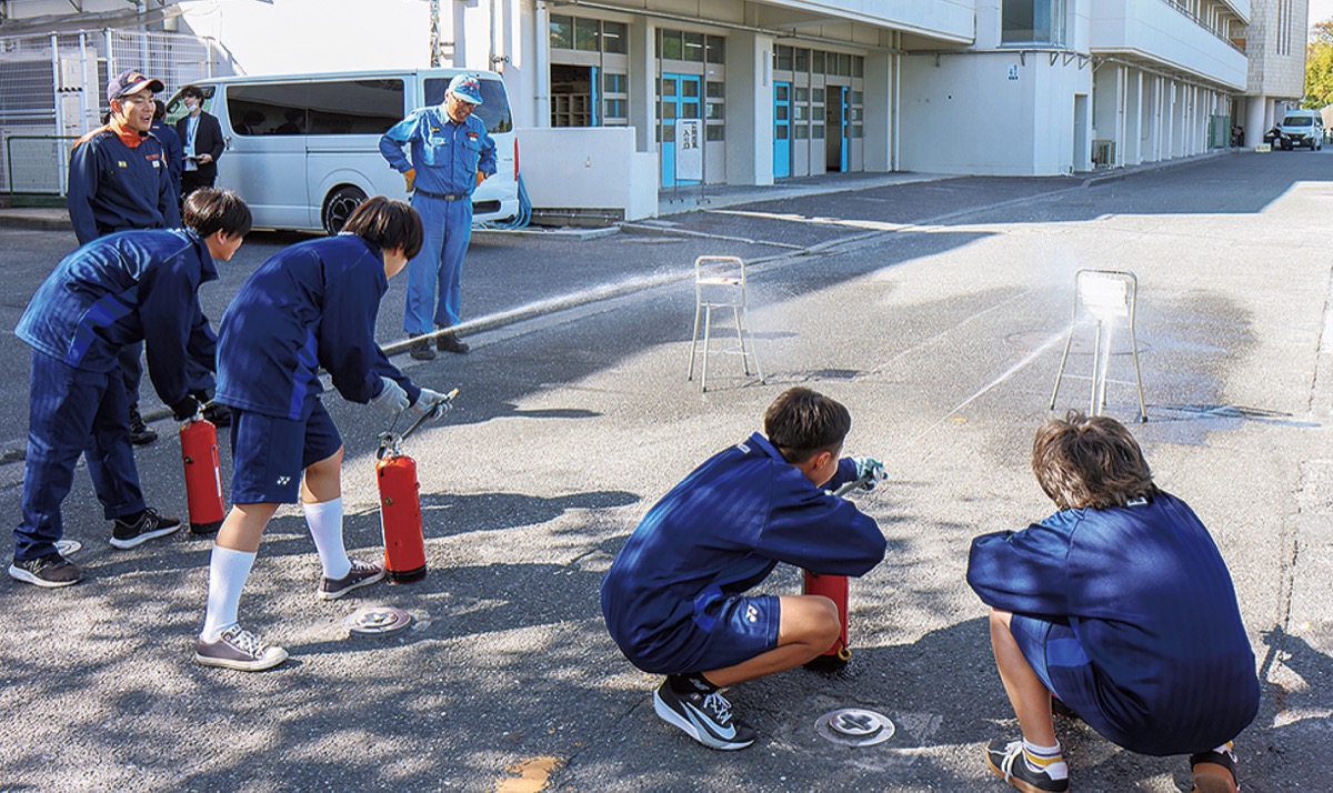 生徒が授業で防災体験