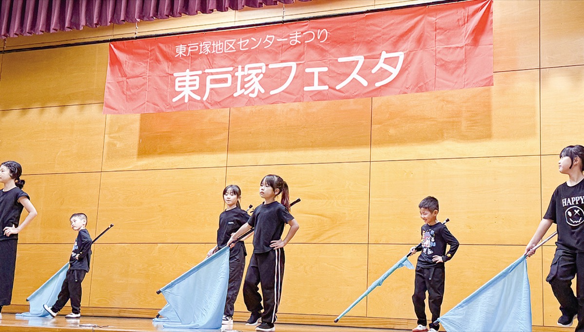 地域チームがカラーガード披露