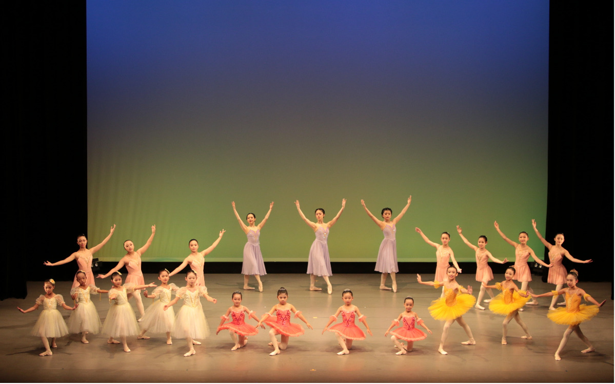 華やかな舞台を披露