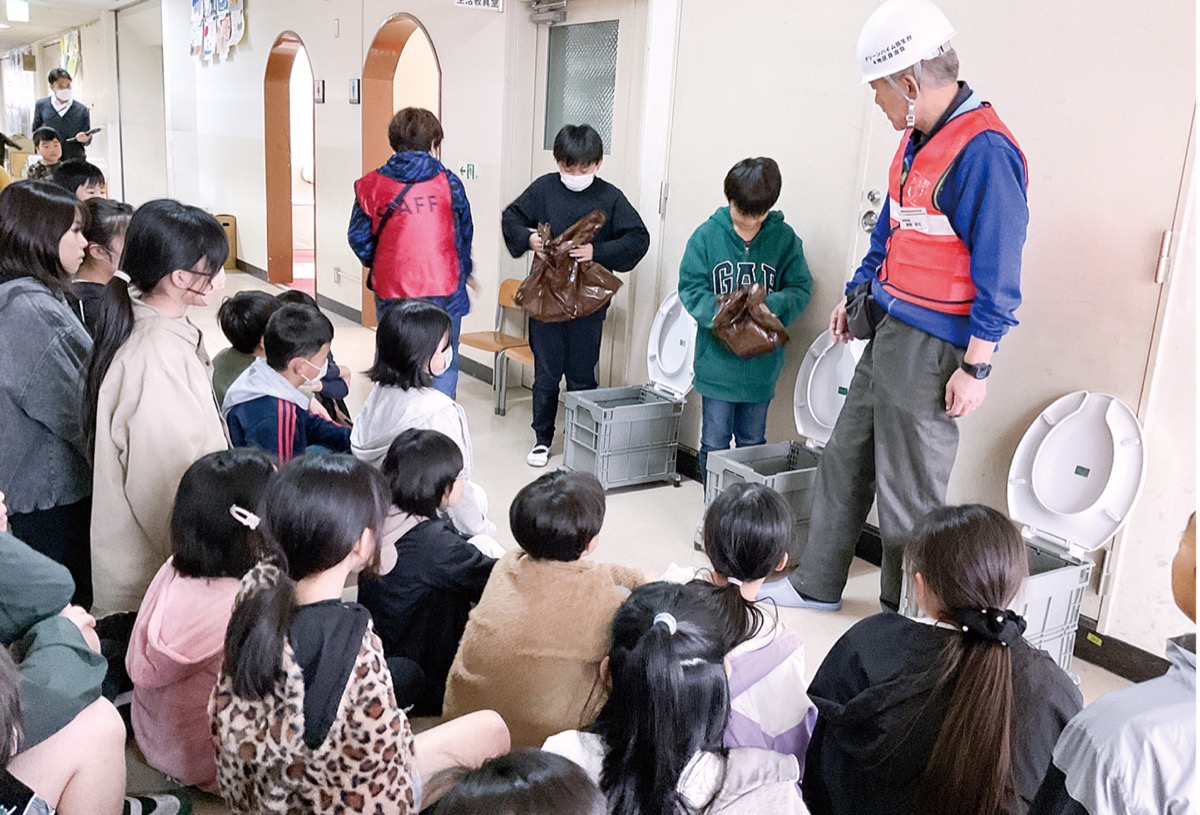 小学生と合同防災訓練